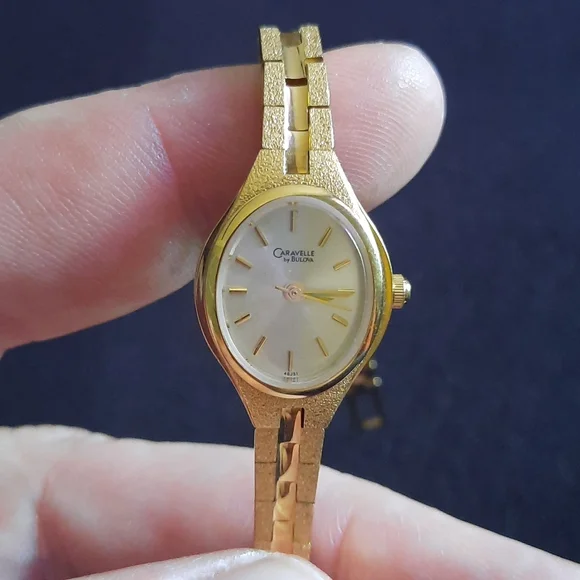 Caravelle Retro Quartz Ladies Watch, Stainless Steel with Black Leather Strap, Gold-Tone (Model: 44L249)(並行輸入) Vintage Silver-tone Caravelle Watch | Japan Quartz Watch for Ladies